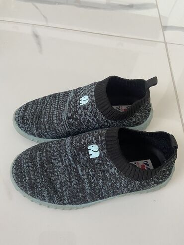 Patike: Komplet dečije obuće koji uključuje bele sportske patike sa čičak — 11