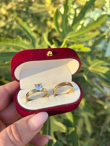 Jewellery sets: Zlatni set prstenova – burme i verenički prsten u kutiji od somota — 1