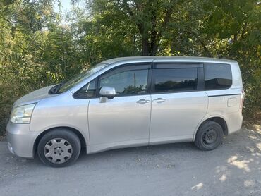 ист 2010: Toyota Noah: 2010 г., 2 л, Автомат, Бензин, Минивэн