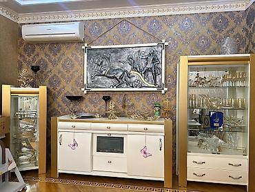 servant dolabı: Qızılı-ağ rəng çalarlarında klassik vitrin və bufet dəsti - Dəst — 1