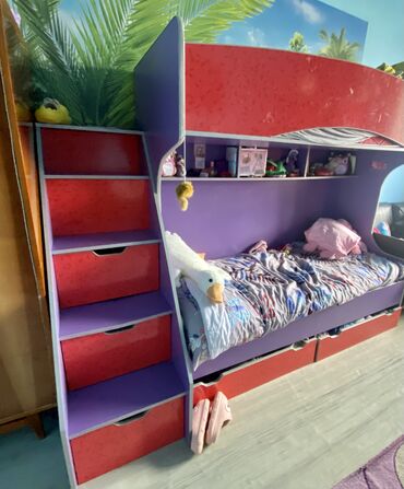 двухъярусная кровать и письменный стол: Спальный гарнитур, Двухъярусная кровать, Шкаф, Матрас, цвет - Красный, Б/у
