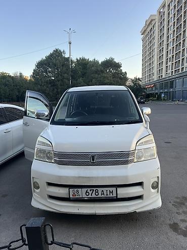 Toyota: Toyota Voxy: 2006 г., 2 л, Автомат, Бензин, Минивэн — 1