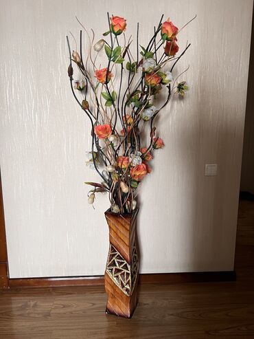 цветы подарки: Продам вазы с цветами! На первом фото - 500 Сомов На втором- 200