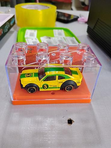 Коллекционная машинка Hot Wheels в прозрачном боксе - Яркий гоночный