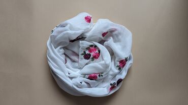 шарф из тонкой ткани: Шарф, новый, вышиты цветы, ткань тонкая и лёгкая. Размер 90x160. Цена