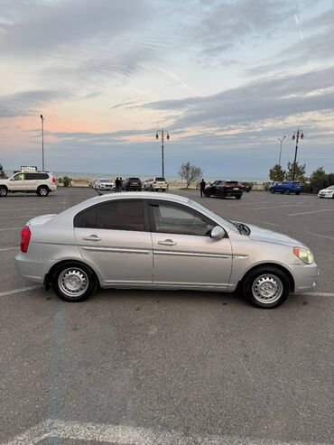 Hyundai: Hyundai Accent: 1.4 l | 2009 il Sedan — 2