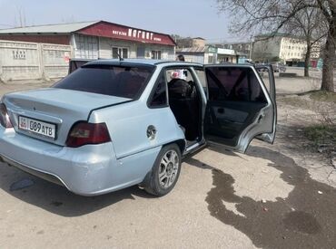 некстя 2: Автомобиль Daewoo Nexia серебристого цвета с четырьмя дверями