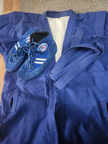 форма для тренировок: Кимоно -форма для спорта. в комплекте обувь и пояс. для самбо. размер