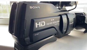 Videokameralar: Sony Full HD 2500. Rasiyadan. gəlib İdeal Kamera arqinal bir batareyka