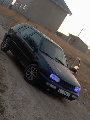 ош машиналар: Volkswagen Golf: 1994 г., 1.8 л, Механика, Бензин, Седан