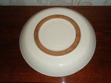 Другие товары для кухни: Продаю: 1. Блюдо глиняное, диаметр 36 см., цена 200 сом; 2. Тарелки — 2