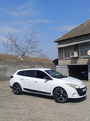 t 25 traktor satisi: Renault Megane (universall/kombi), ağ rəng. Xüsusiyyətlər: - Kuzov: 5 — 3