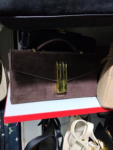 Сумка Demellier London, модель с жестким каркасом и верхней ручкой. - at lalafo.kg Сумка Demellier London, модель с жестким каркасом и верхней ручкой. -