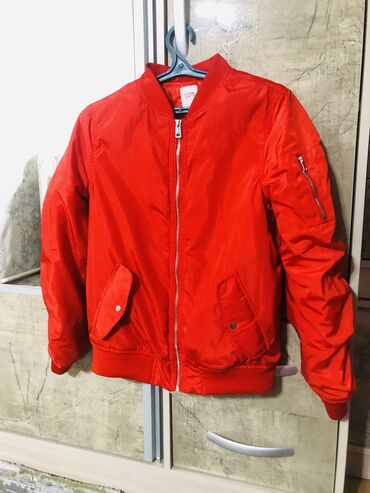 Демисезонные куртки: Женская красная куртка на весну или осень. Без изъянов. Размер 42-44
