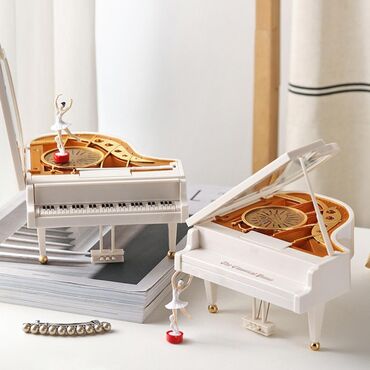 oyuncaq gitara: Mucru.Bezek esyaları saxlama qabı. pıano formasında.yenıdır