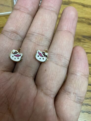 375 проба золота цена: Пара детских сережек в виде Hello Kitty. Серьги выполнены из металла