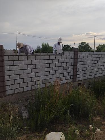строит дом: Пескаблок жумуштаррын кылабыз — 9