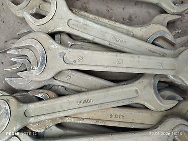 Инструменты для авто: Предлагается набор различных металлических гаечных ключей. В — 19