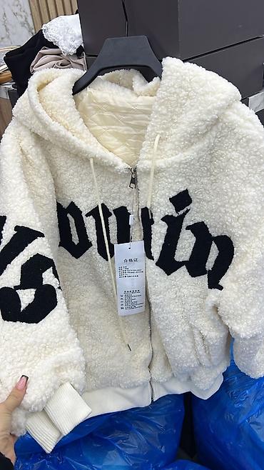 black squad kurtka: Qışlıq xəzətə bənzər parça ilə kapşonlu jaket - Rəng: krem-ağ, qara — 1