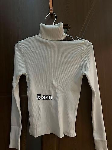Sviterlər: Ağ rəngli qadın köynəyi – boğazlı (turtleneck) model. - Material — 1