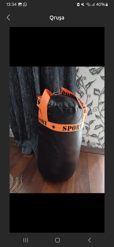 Boks kisələri: Qara rəngdə, üzərində narıncı rəngli "SPORT" yazısı olan boks kisəsi