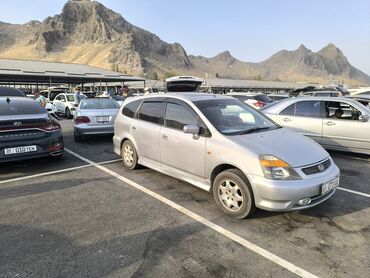автомойка оборудование: Автомобиль Honda Stream, представленный в серебристом цвете, является