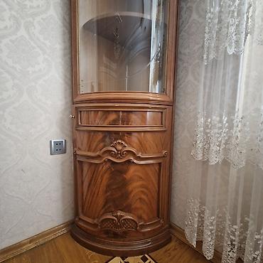 Оборудование для магазинов: Künc vitrin şkaf
Hundurluk 2,50
Eni 79 sm
Unvan Yeni Yasamal — 2
