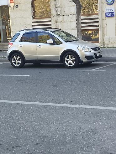 suzuki moto: Suzuki SX4 – gümüşü rəngli, şəhər və rayon yolları üçün praktik — 1