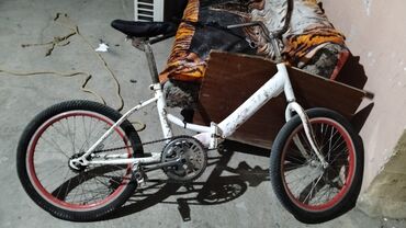 Manejlər: Uşaq/yeniyetmə üçün BMX tipli velosiped. Xüsusiyyətlər: - Rəng: ağ