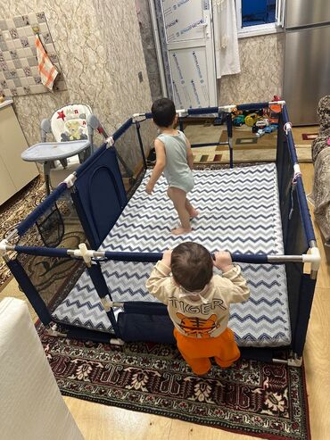 Манежи: Usaq uchun manej.Chox yaxshi vaziyyatdadir.Ustunda elava matras va