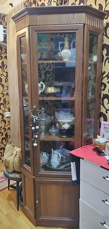 Taxta vitrin şkaf - Material: təbii ağac örtüklü korpus, şüşə qapılar