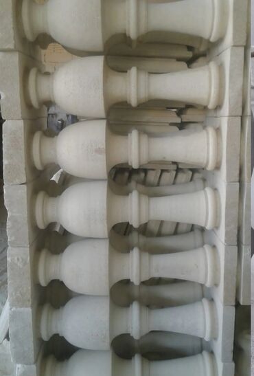 Bitkilər üçün dibçəklər: Ağ rəngli, daşdan hazırlanmış dekorativ güldan, bağlar, parklar və ya — 31