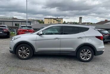 Hyundai: Hyundai Santa Fe – gümüşü rəngdə, geniş və rahat SUV. Əsas — 7