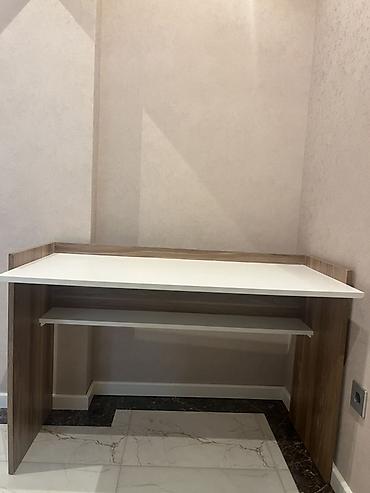 Mebel dəsti – iş masası, şaquli rəf və divardan asılan kitab rəfi - lalafo.az -da Mebel dəsti – iş masası, şaquli rəf və divardan asılan kitab rəfi -
