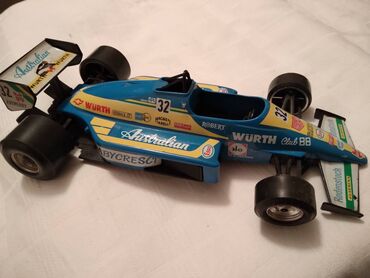 velike igracke za decake: Burago formula 1, Italy, ostecena nalepnica na z.spojleru
