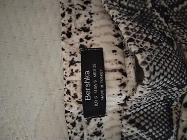 Farmerke: Dve ženske farmerke – različiti modeli i bendovi. 1) Sinsay skinny — 9