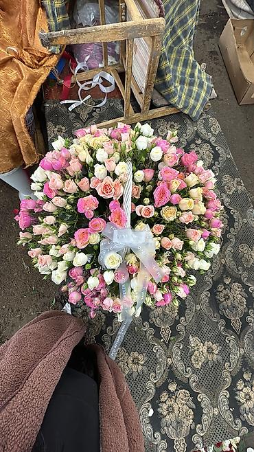 Букеты из живых цветов: Авторские букеты из свежих цветов - Розы премиум-класса (крупный — 6