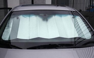 шторка на машину: Солнцезащитная шторка из фольги, которую можно установить на лобовое