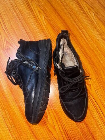 обувь мужская ош: Ботинки на мальчика утепленные б/у, 39 размер. В хорошем состоянии