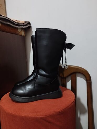 ботильоны на танкетке: Qış üçün qadın geyim dəsti - Qara dəri görünüşlü qış çəkməsi: orta