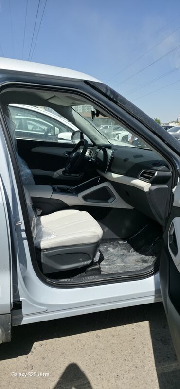 самая дорогая машина в кыргызстане: Новый кроссовер BYD с просторным салоном и светлой отделкой. Сиденья