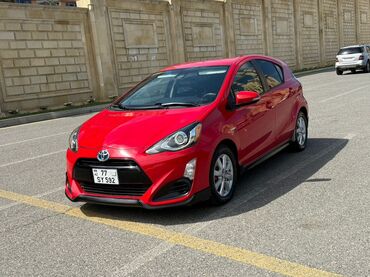 Kabrolar: Qırmızı rəngdə, kompakt heçbek "Toyota Prius C" hibrid avtomobil