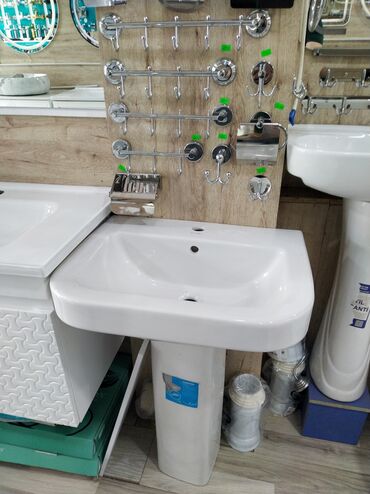 унитаз: Ağ rəngli keramika materialından hazırlanmış, ayaqlı unitaz. Hamam