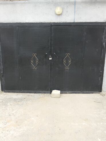 list demirlerin qiymeti: Metal qaraj qapısı. Qalın metaldan hazırlanmış, iki taylı konstruksiya