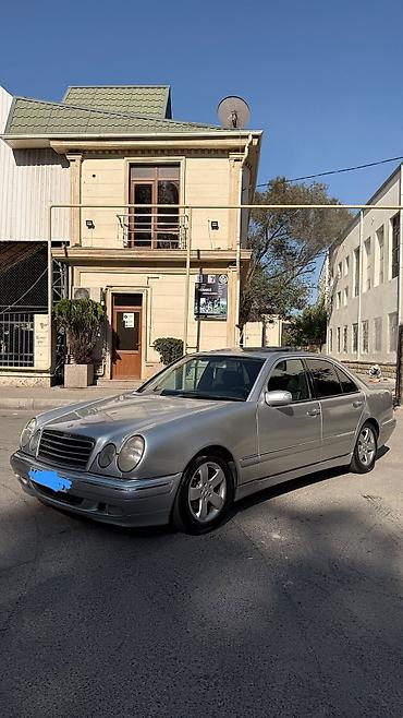 b class: Mercedes-Benz E‑Class sedan (W210), gümüş rəng. - Kuzov: sedan — 2
