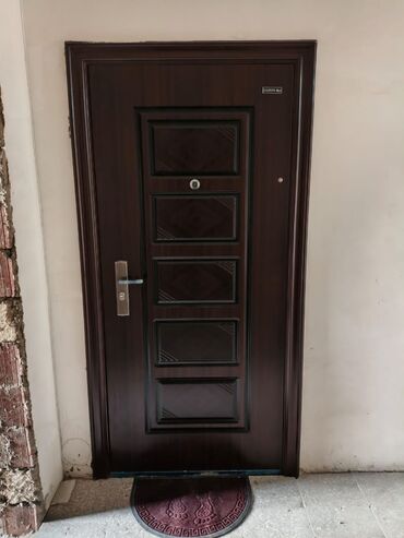 Mağazalar: Bina 28 may küçəsində yerləşir Ev binanın 3 cü mərtəbəsində yerləşir — 8