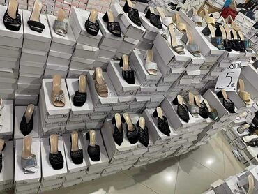 Sandale: AKCIJA
1700din.
roba sa Kosova — 10