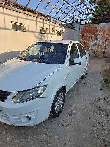 byd qin plus: Saipa Saina (sedan), ağ rəng. Masin Mastaga erazisinde yerlesir, tam — 3