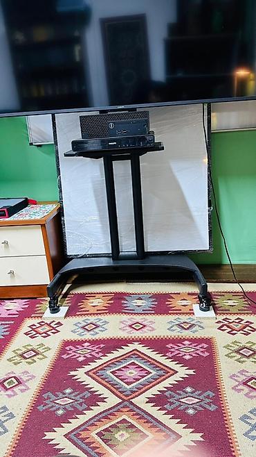 study lamp: Большой LED-телевизор на мобильной стойке - Диагональ экрана: около — 3