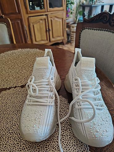 nike stikle: Steve Madden Ženske patike – bele, ukrašene, potpuno nove, kupljene u — 3